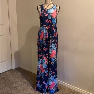Maternity maxi dress with pockets